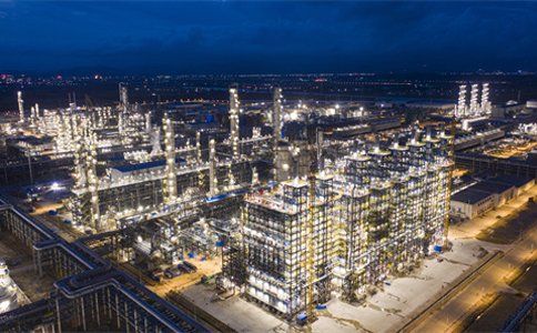 广东石化炼化一体化项目120万吨/年乙烯装置夜景。 景若恒 摄